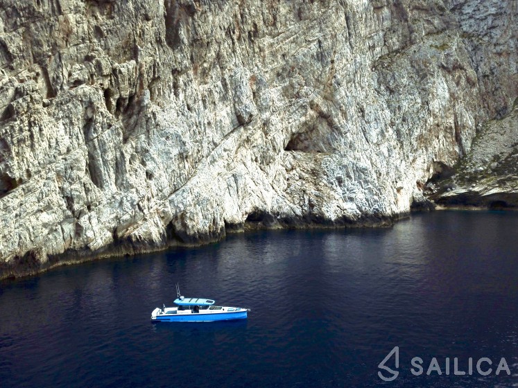 Axopar 37 XC Cross Cabin - Yacht Charter Sailica