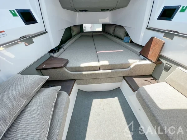 Axopar 37 XC Cross Cabin - Yacht Charter Sailica