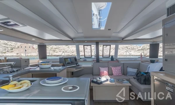 Astréa 42 - Yacht Charter Sailica