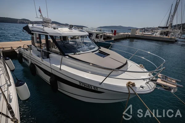 Merry Fisher 895 Offshore - Yacht Charter Sailica