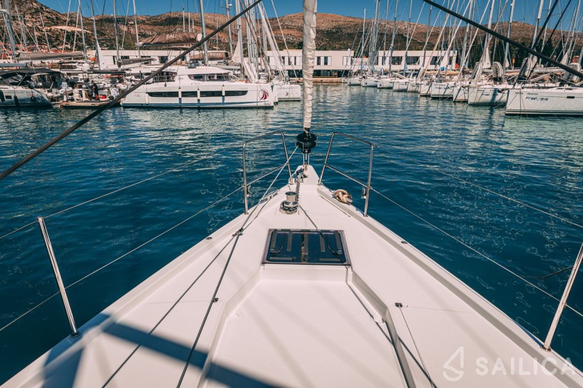 Jeanneau 54 - Yacht Charter Sailica