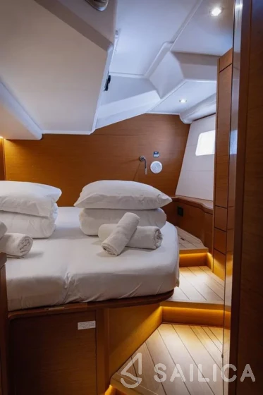 Jeanneau 54 - Yacht Charter Sailica