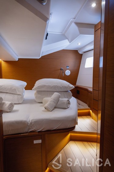 Jeanneau 54 - Yacht Charter Sailica