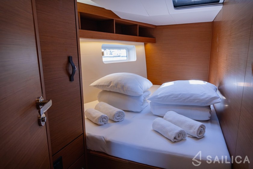 Jeanneau 54 - Yacht Charter Sailica