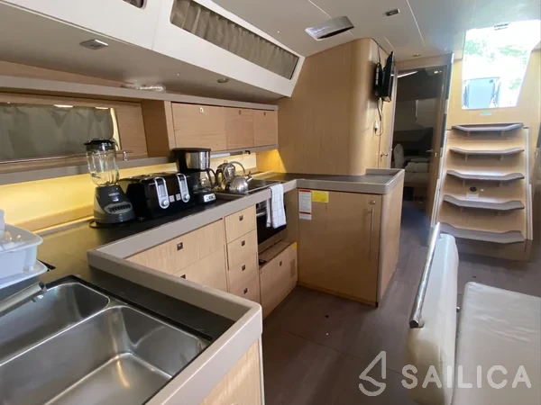 Oceanis 48 - Yacht Charter Sailica