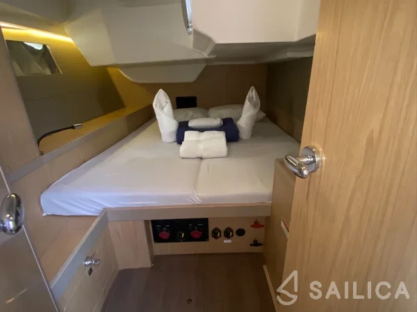 Oceanis 48 - Yacht Charter Sailica