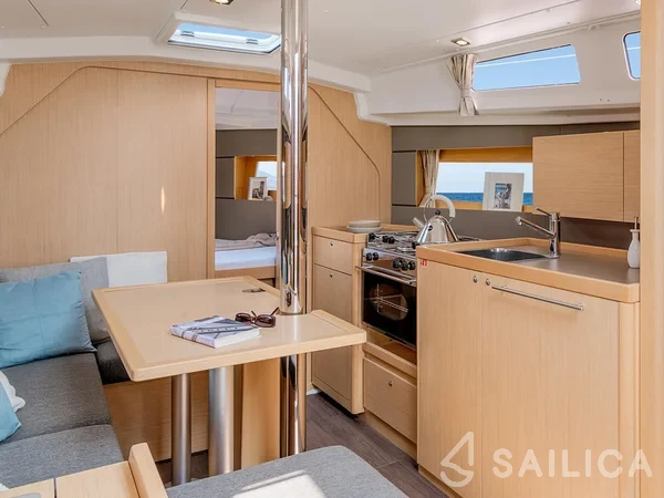 Oceanis 35 - Yacht Charter Sailica