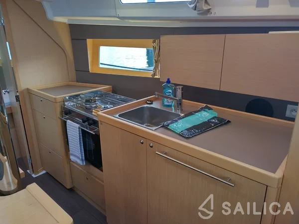 Oceanis 35 - Yacht Charter Sailica