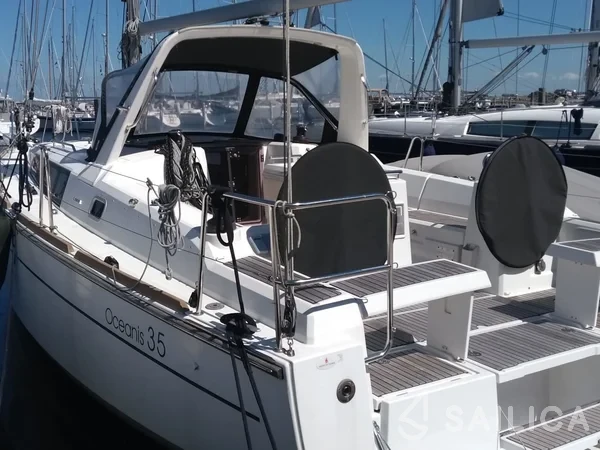 Oceanis 35 - Yacht Charter Sailica