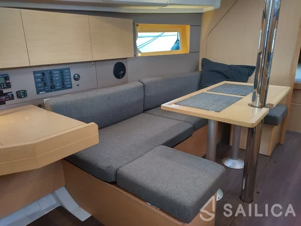 Oceanis 35 - Yacht Charter Sailica
