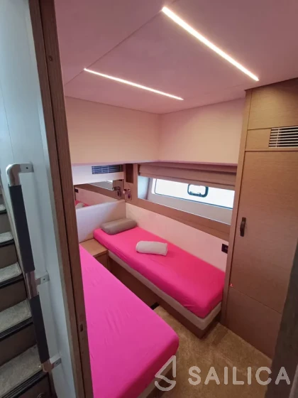 Prestige 590 Fly - Yacht Charter Sailica