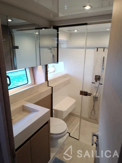 Prestige 590 Fly - Yacht Charter Sailica