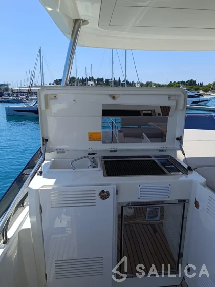 Prestige 590 Fly - Yacht Charter Sailica