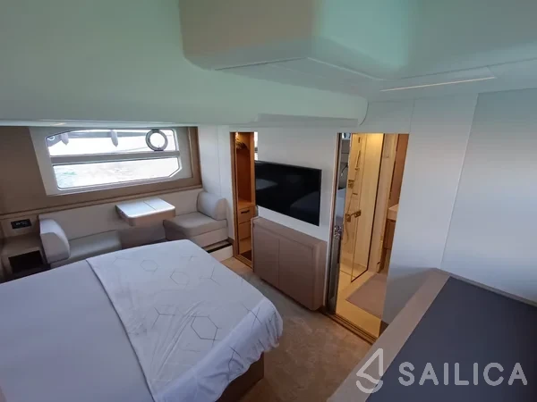Prestige 590 Fly - Yacht Charter Sailica