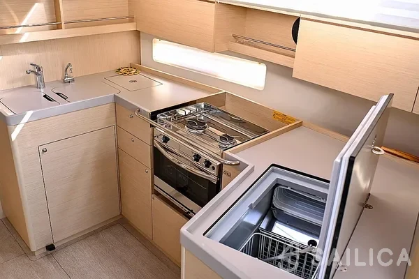 Oceanis 40.1 - Yacht Charter Sailica