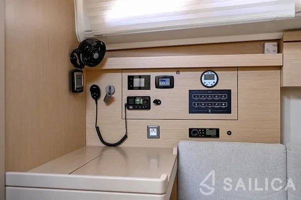 Oceanis 40.1 - Yacht Charter Sailica
