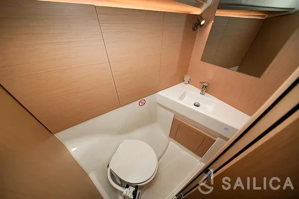 Oceanis 40.1 - Yacht Charter Sailica