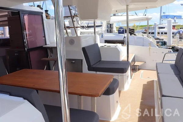 Astréa 42 - Yacht Charter Sailica