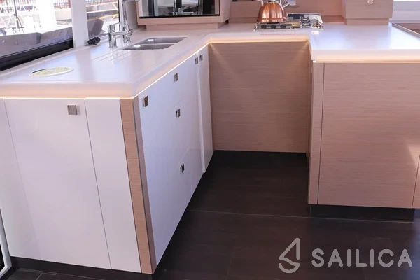 Astréa 42 - Yacht Charter Sailica