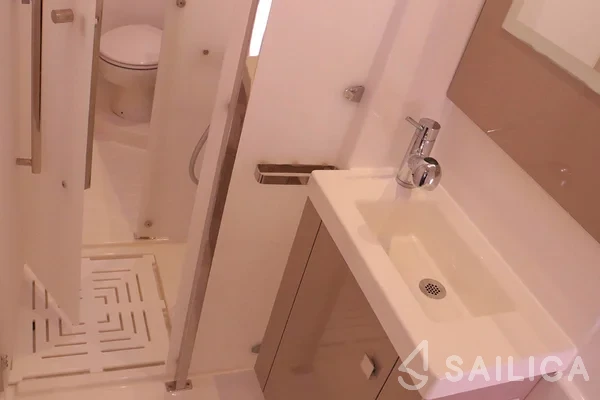 Astréa 42 - Yacht Charter Sailica