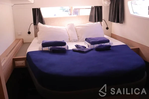 Astréa 42 - Yacht Charter Sailica