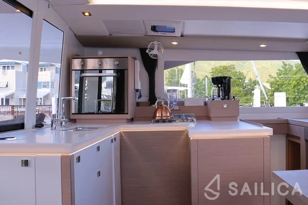 Astréa 42 - Yacht Charter Sailica