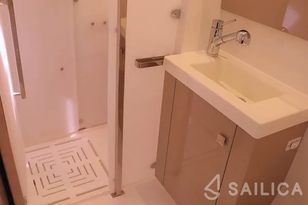 Astréa 42 - Yacht Charter Sailica