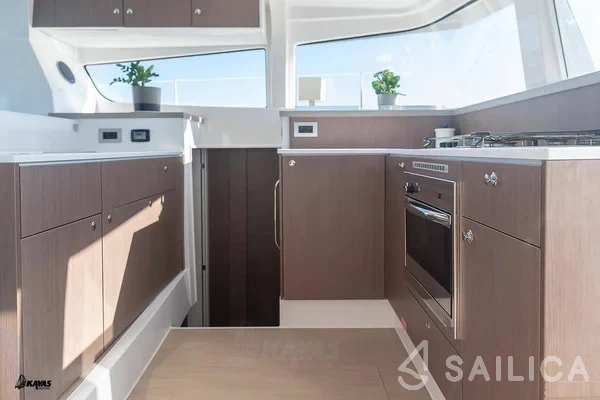Bali 4.2 - Yacht Charter Sailica