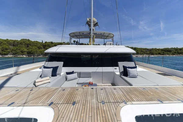 Sunreef 60 - Yacht Charter Sailica