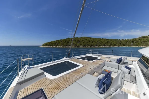 Sunreef 60 - Yacht Charter Sailica