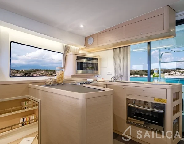 Lagoon 42 - Photo #19 Lagoon 42 - Yacht Charter Sailica