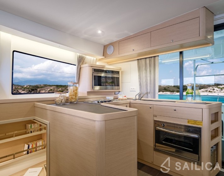 Lagoon 42 - Photo #12 Lagoon 42 - Yacht Charter Sailica