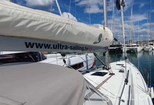 Oceanis 37.1 - Yacht Charter Sailica