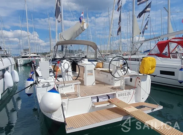 Oceanis 37.1 - Yacht Charter Sailica