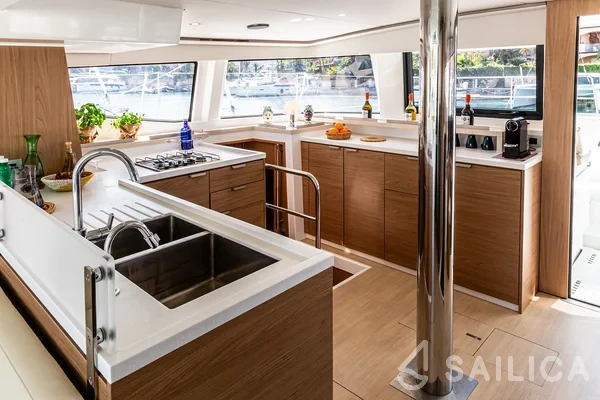 Bali 4.6 - Yacht Charter Sailica