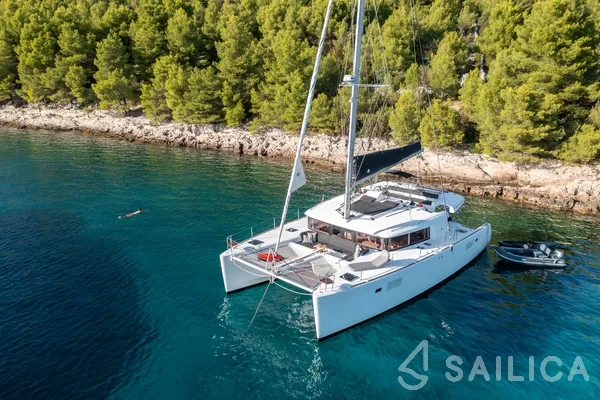 Lagoon 450  Flybridge - Yacht Charter Sailica