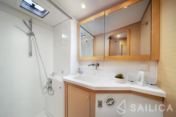 Lagoon 450  Flybridge - Yacht Charter Sailica