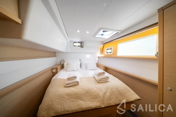 Lagoon 450  Flybridge - Yacht Charter Sailica