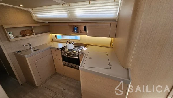 Oceanis 40.1 - Yacht Charter Sailica