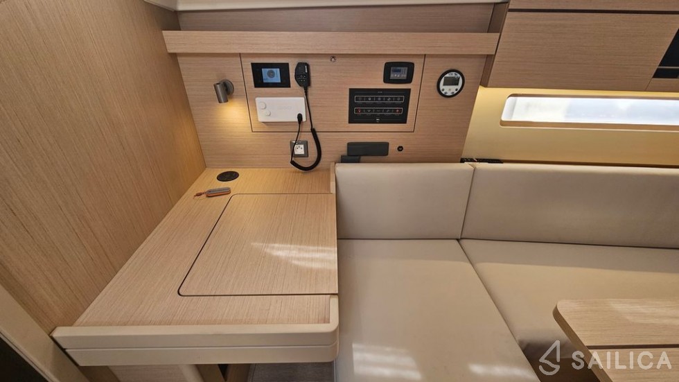 Oceanis 40.1 - Yacht Charter Sailica
