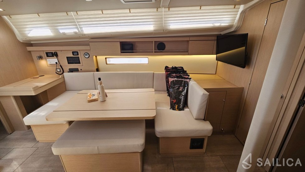 Oceanis 40.1 - Yacht Charter Sailica