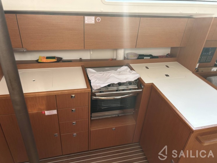 Bavaria C42 - Yacht Charter Sailica