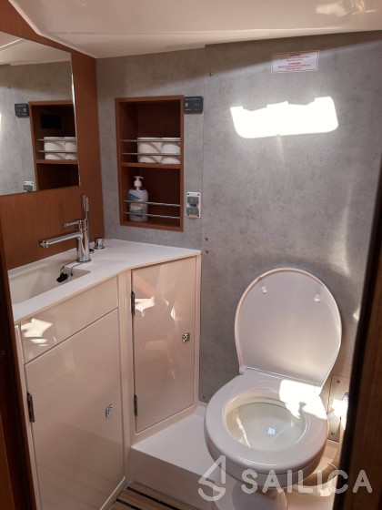 Bavaria C42 - Yacht Charter Sailica
