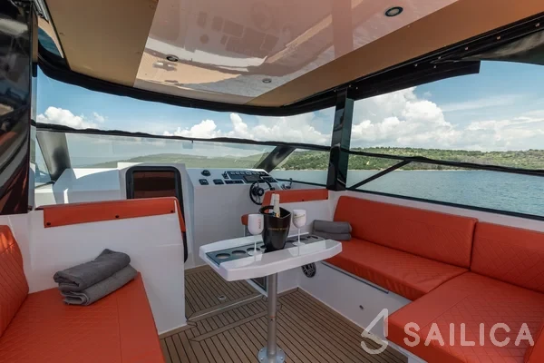 Colnago 33 JG - Yacht Charter Sailica