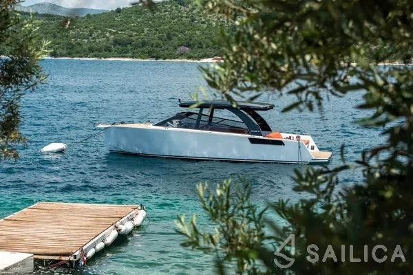 Colnago 33 JG - Yacht Charter Sailica