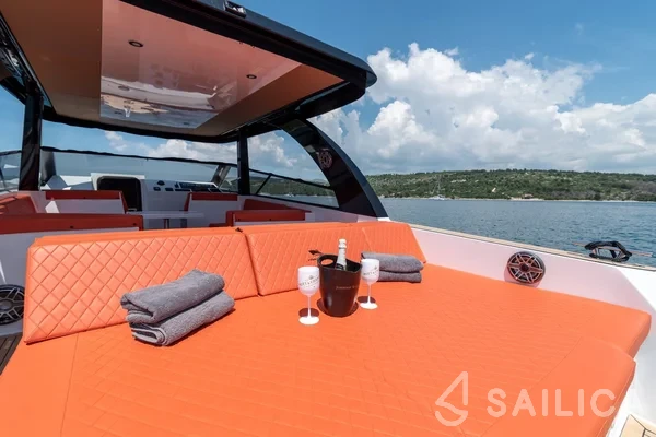 Colnago 33 JG - Yacht Charter Sailica