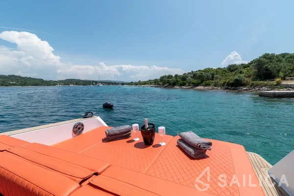 Colnago 33 JG - Yacht Charter Sailica