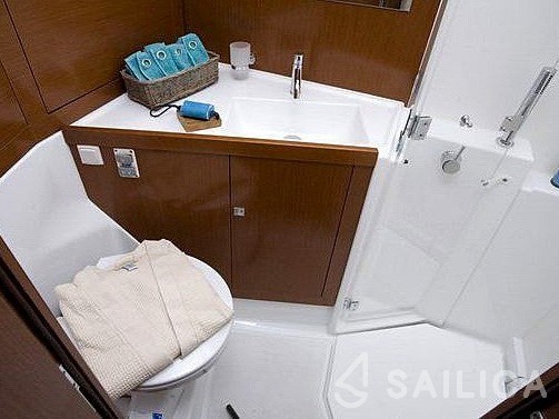 Oceanis 45 - Yacht Charter Sailica