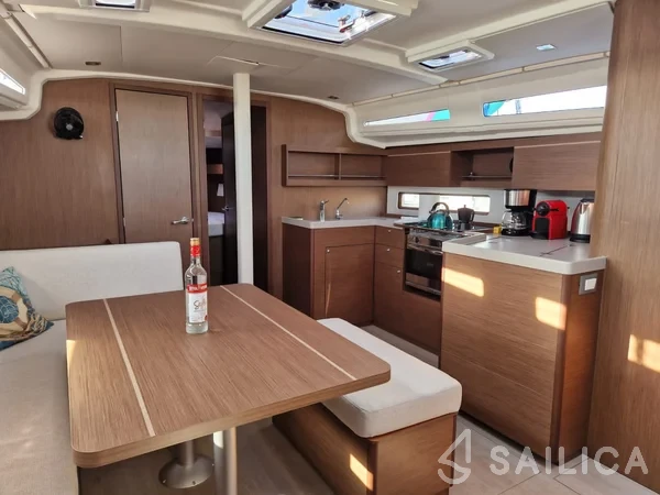 Oceanis 40.1 - Yacht Charter Sailica