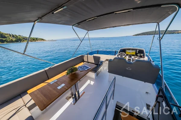 Sealine F430 - Yacht Charter Sailica